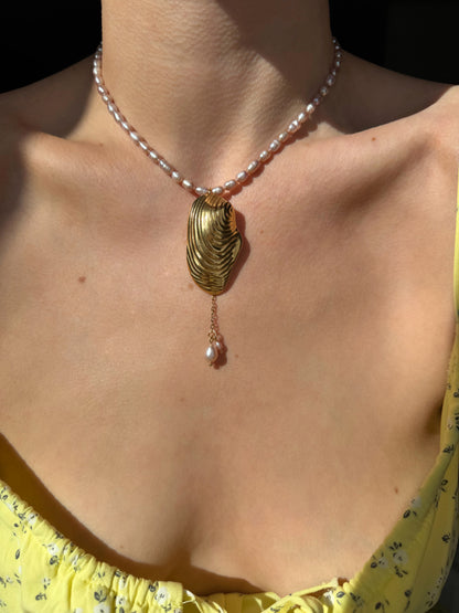 Collier de perles d’eau douce & coquillage doré