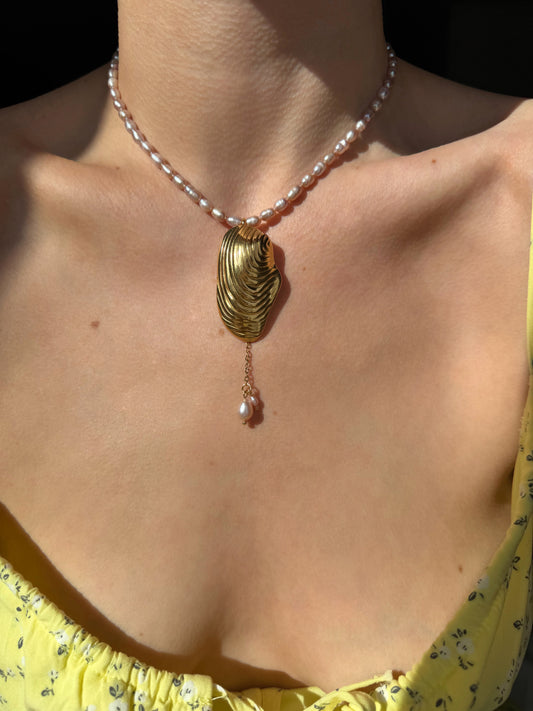 Collier de perles d’eau douce & coquillage doré
