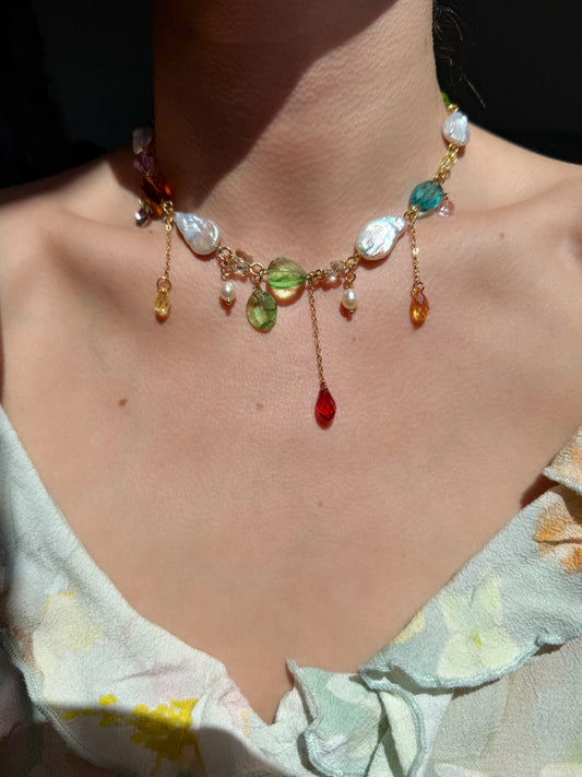 Collier de perles baroques et de cristaux multicolores