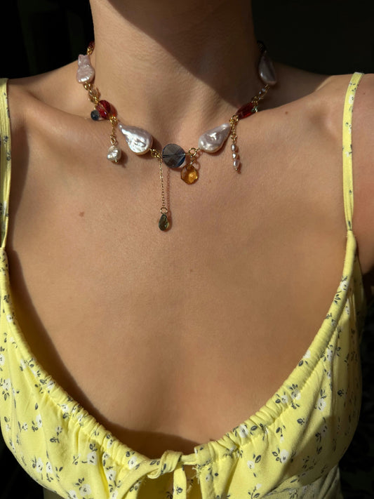 Collier de perles baroques et de cristaux multicolores