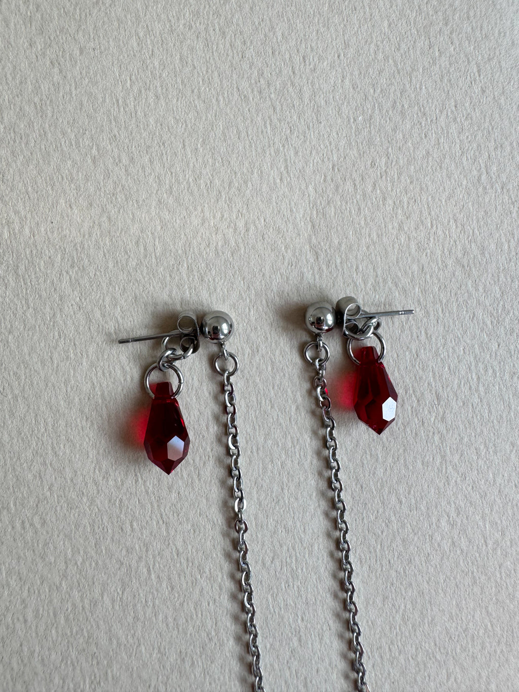 Boucles d’oreilles longues avec pendantes gouttes rouges