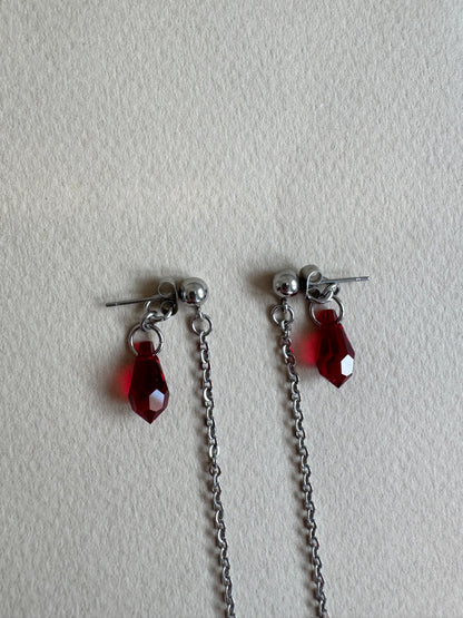 Lange Ohrringe mit roten Tropfenanhängern