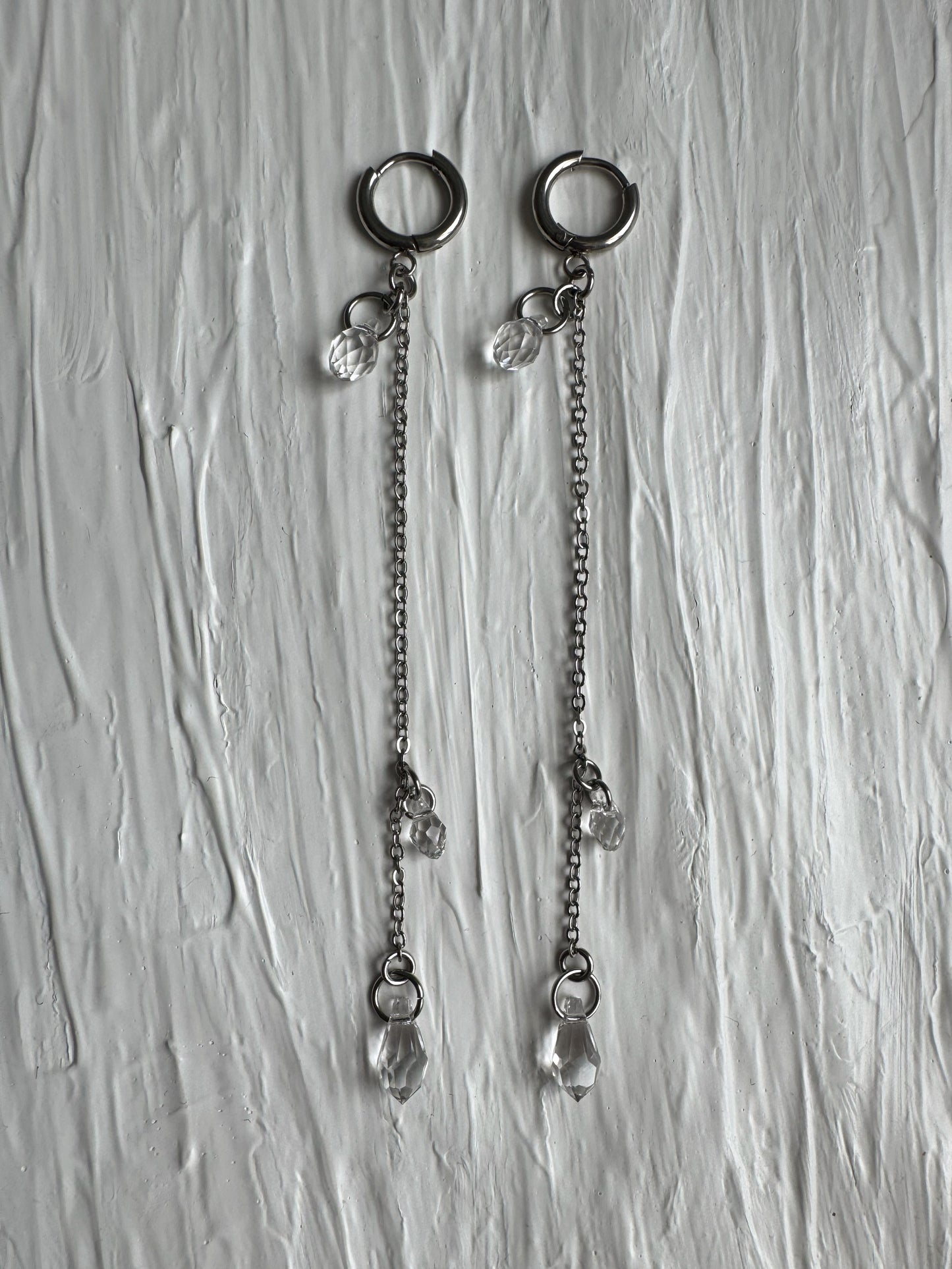 Lange Ohrringe mit Tropfenanhängern