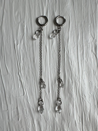 Lange Ohrringe mit Tropfenanhängern