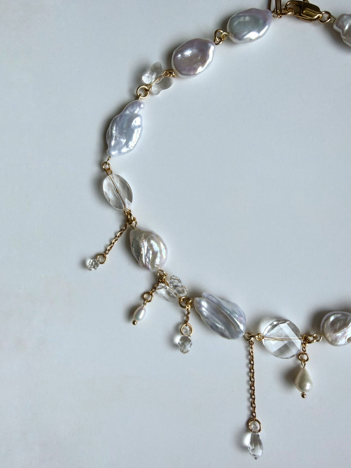 Collier de perles baroques et de cristaux