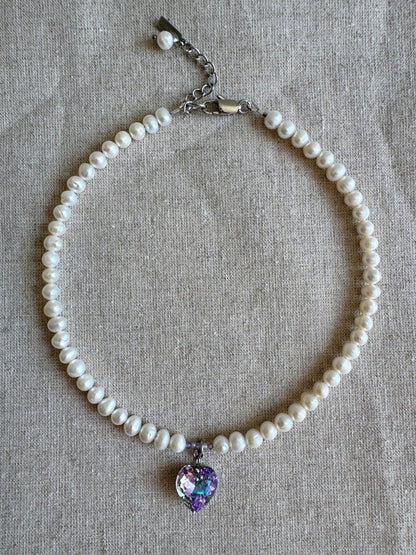 Collier de perles d’eau douce et pendentif cœur en cristal