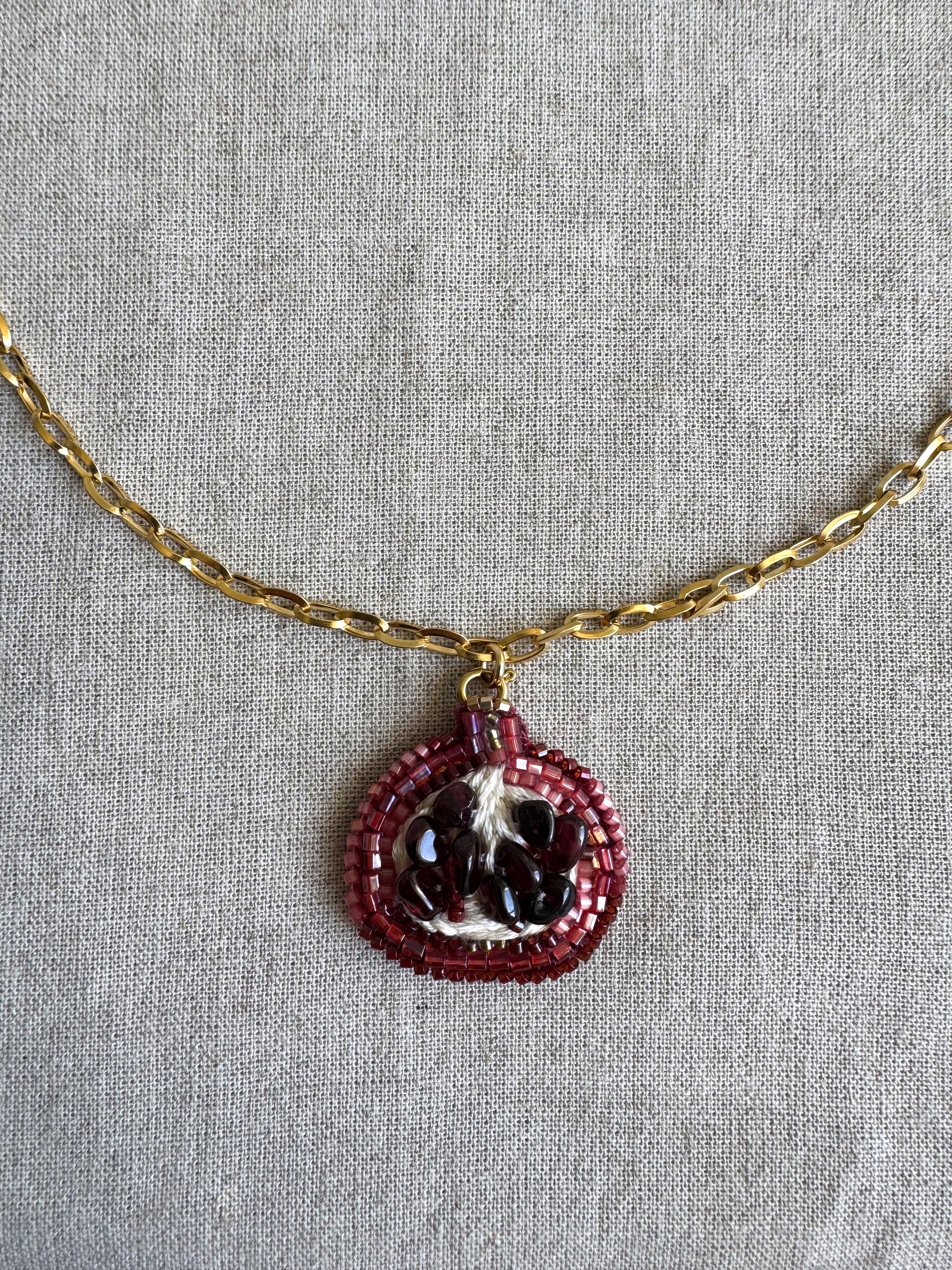 Collier pendentif grenade brodé