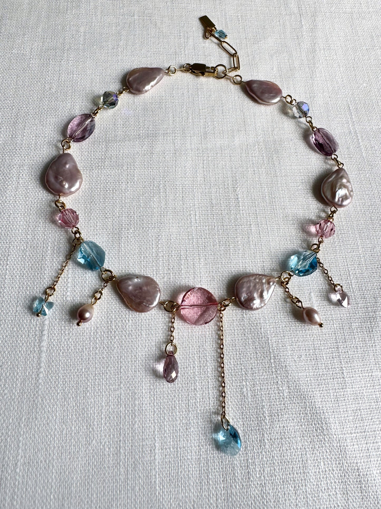 Halskette aus rosafarbenen Barockperlen und bunten Kristallen