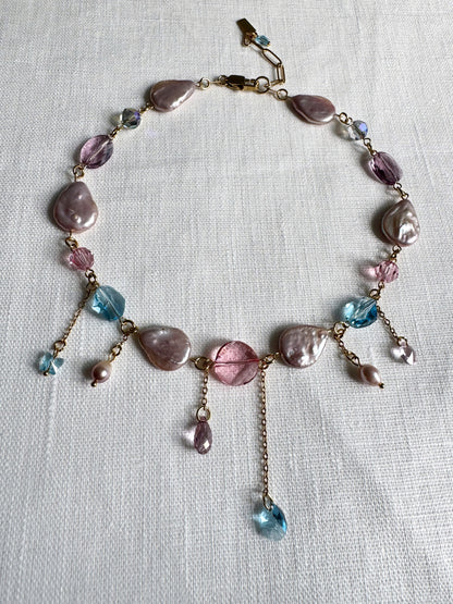 Halskette aus rosafarbenen Barockperlen und bunten Kristallen