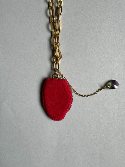 Collier pendentif fraise brodé