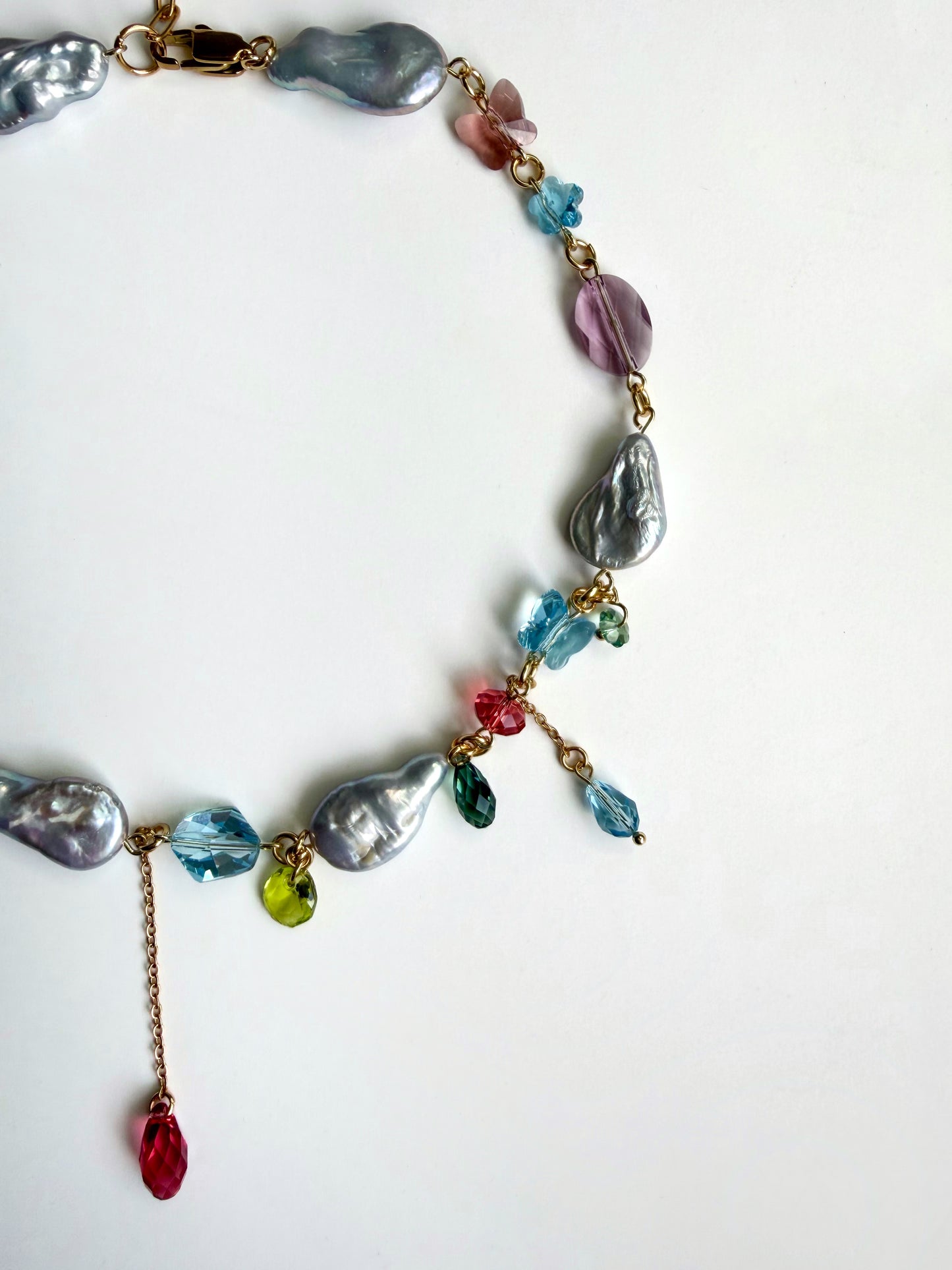 Collier de perles baroques grises et de cristaux multicolores