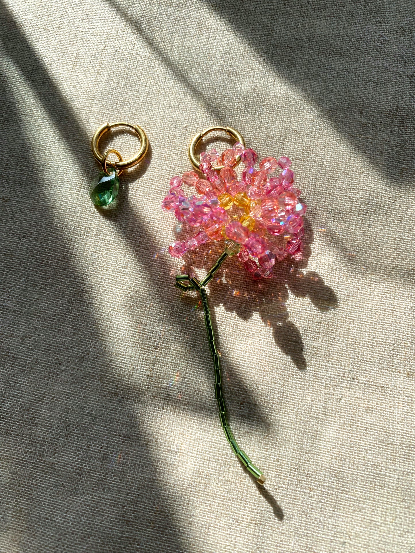 Boucles d’oreilles dépareillées pivoine rose