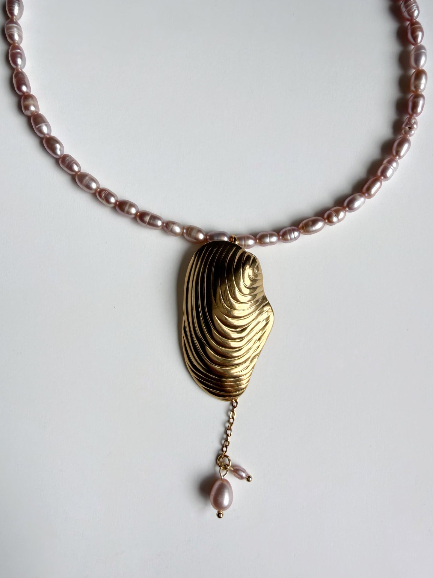 Collier de perles d’eau douce & coquillage doré