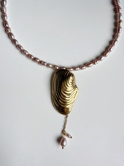 Collier de perles d’eau douce & coquillage doré