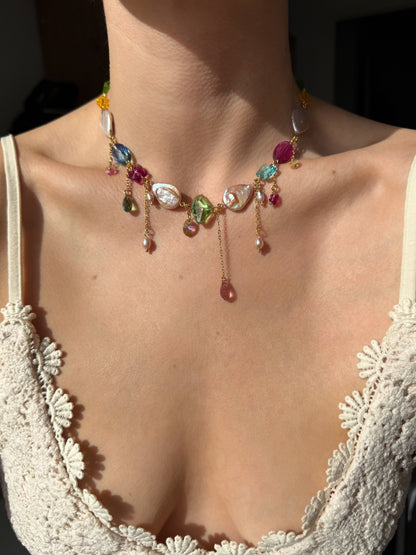 Collier de perles baroques roses et de cristaux multicolores