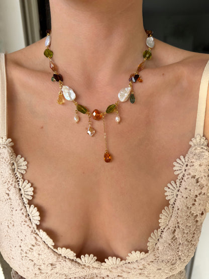 Collier de perles baroques et de cristaux multicolores