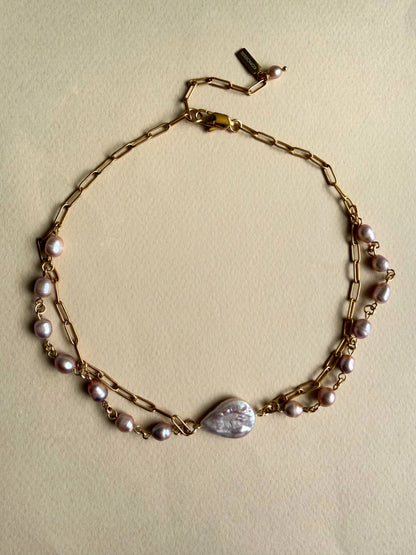 Collier superposé de perles d’eau douce roses et chaîne dorée