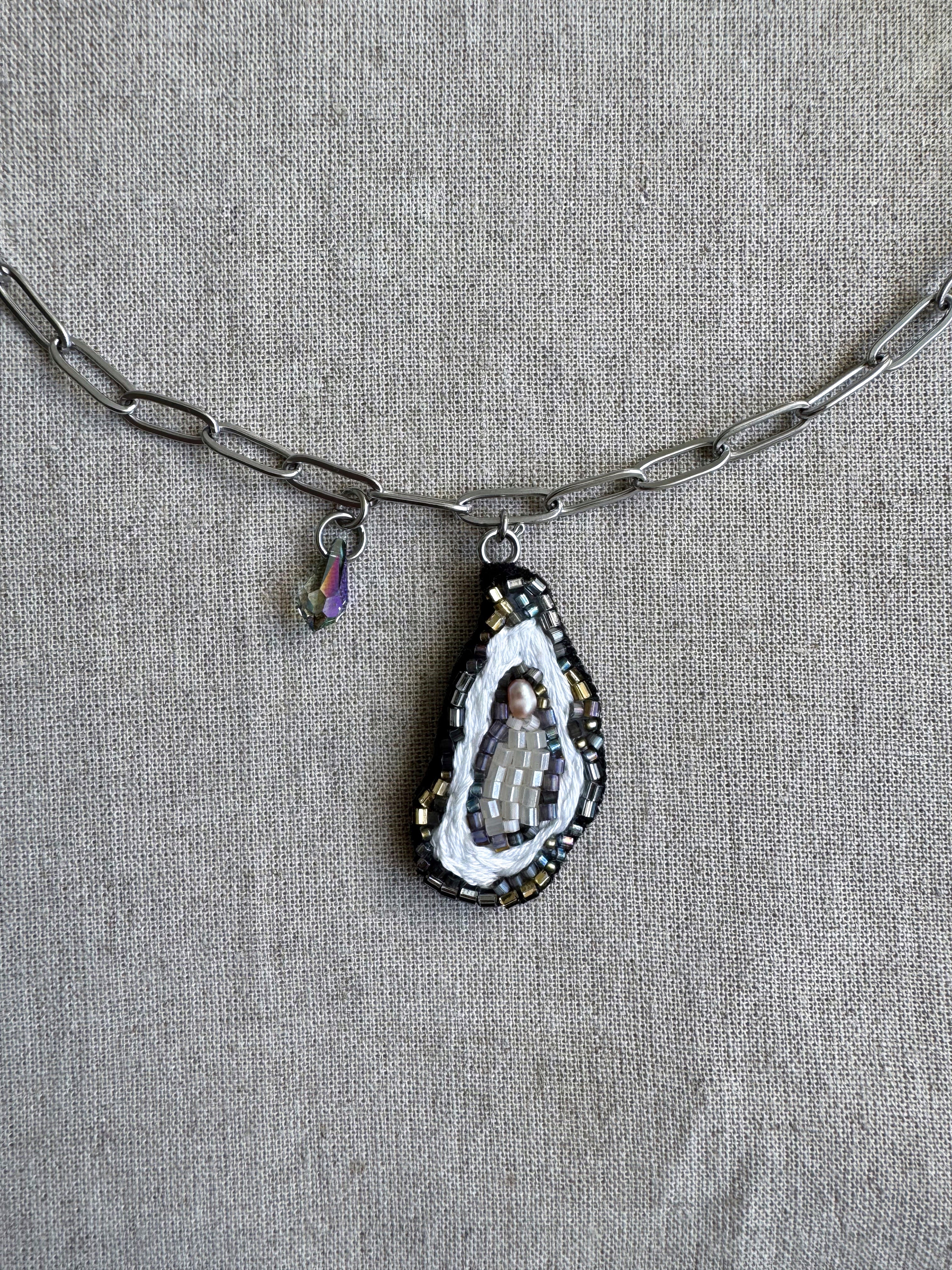 Collier pendentif huître brodé à la main