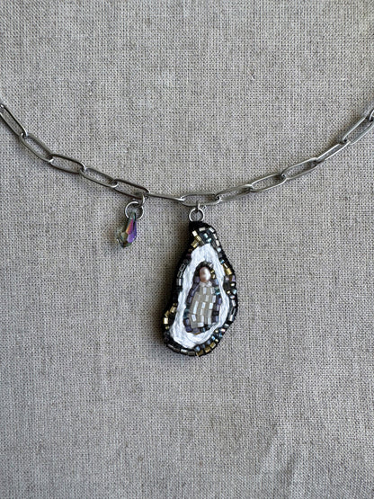 Handbestickte Halskette mit Austernanhänger