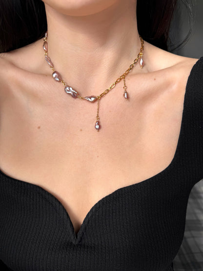 Halskette aus violetten Barockperlen und goldener Kette