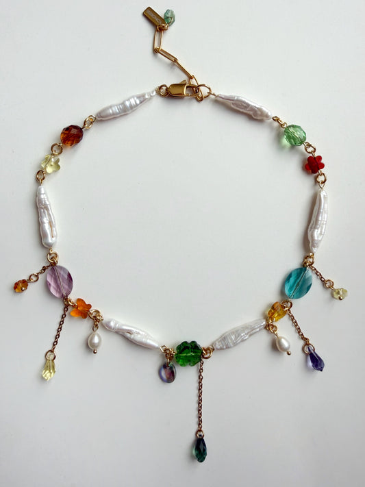 Collier de perles baroques et de cristaux multicolores