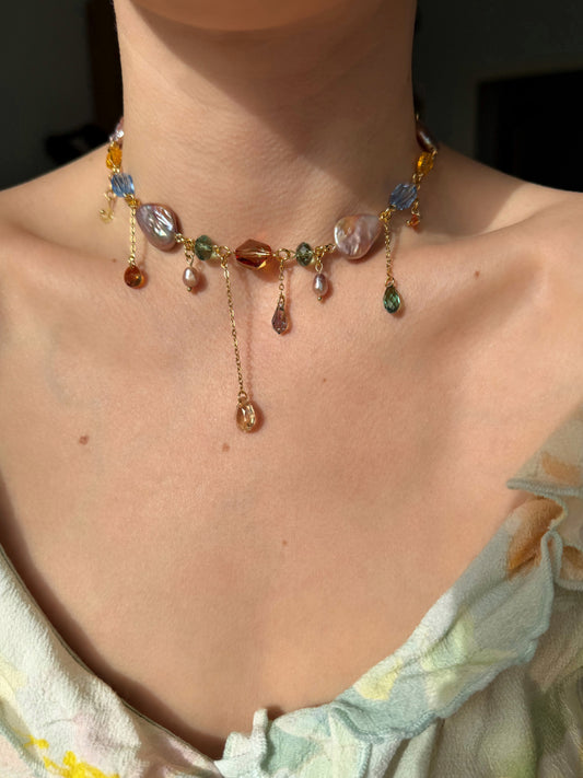 Collier de perles baroques roses et de cristaux multicolores