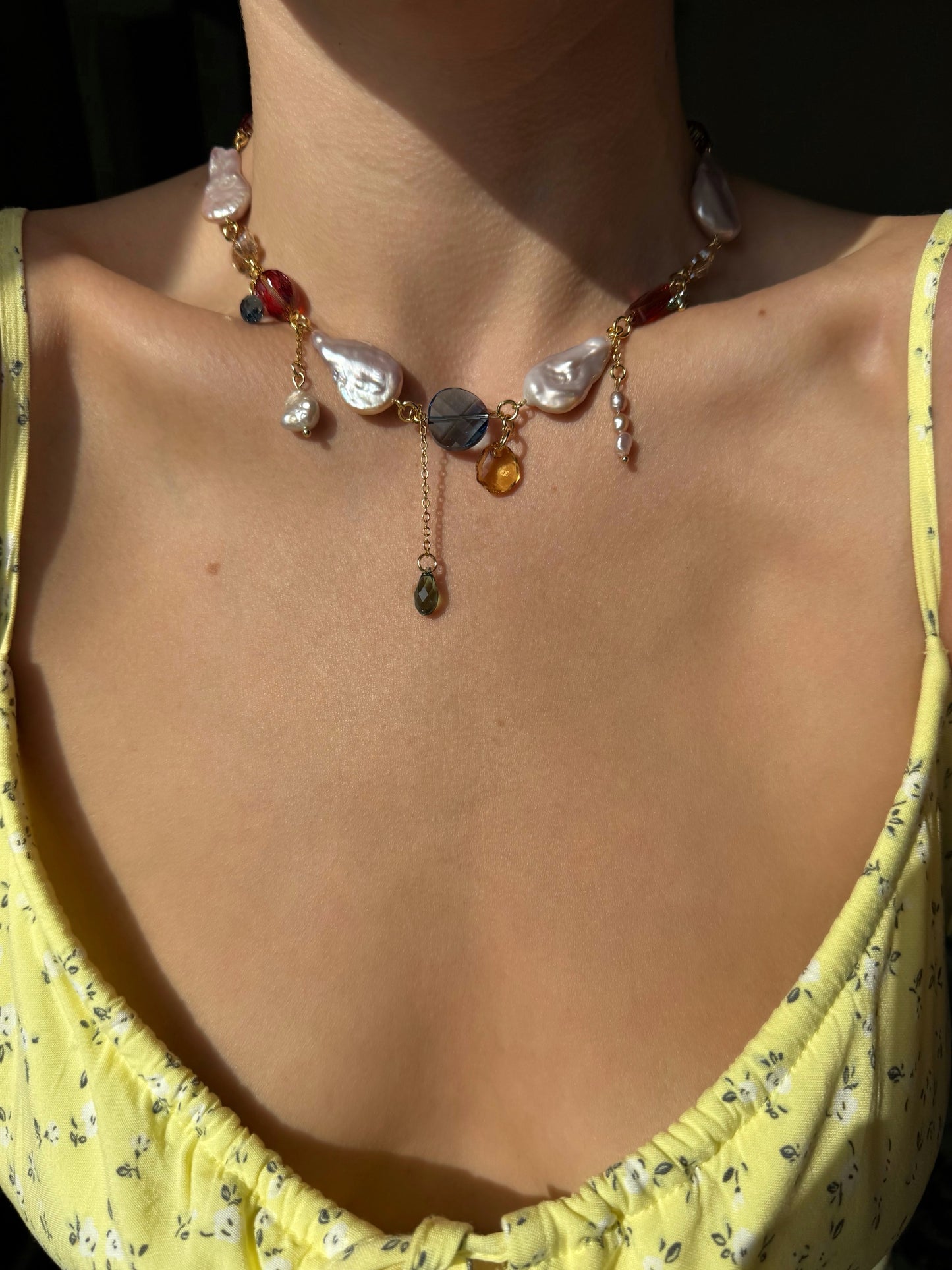 Halskette aus Barockperlen und mehrfarbigen Kristallen