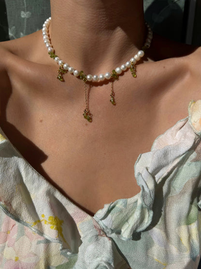 Halskette aus Süßwasserperlen und natürlichem Peridotstein