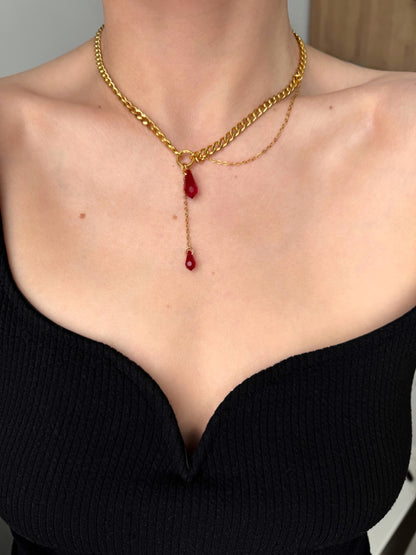 Collier chaîne gourmette dorée avec pendentif goutte rouge