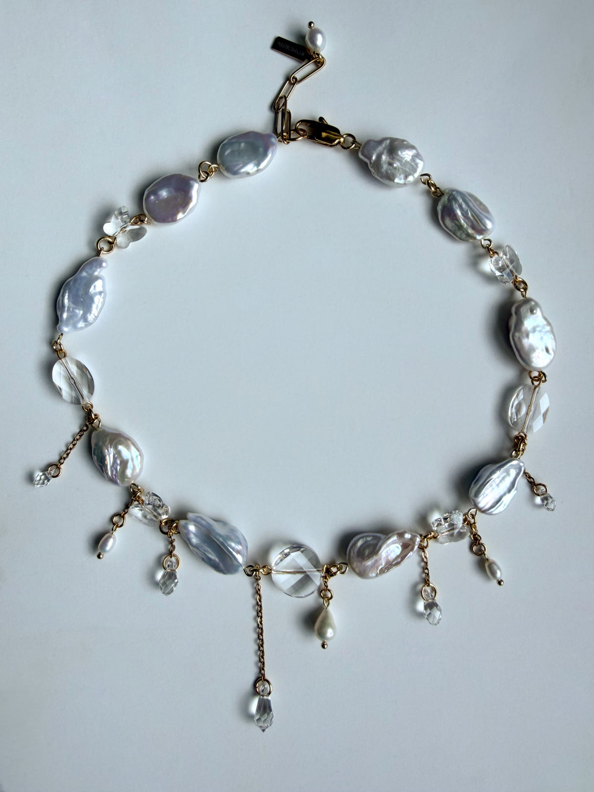 Collier de perles baroques et de cristaux