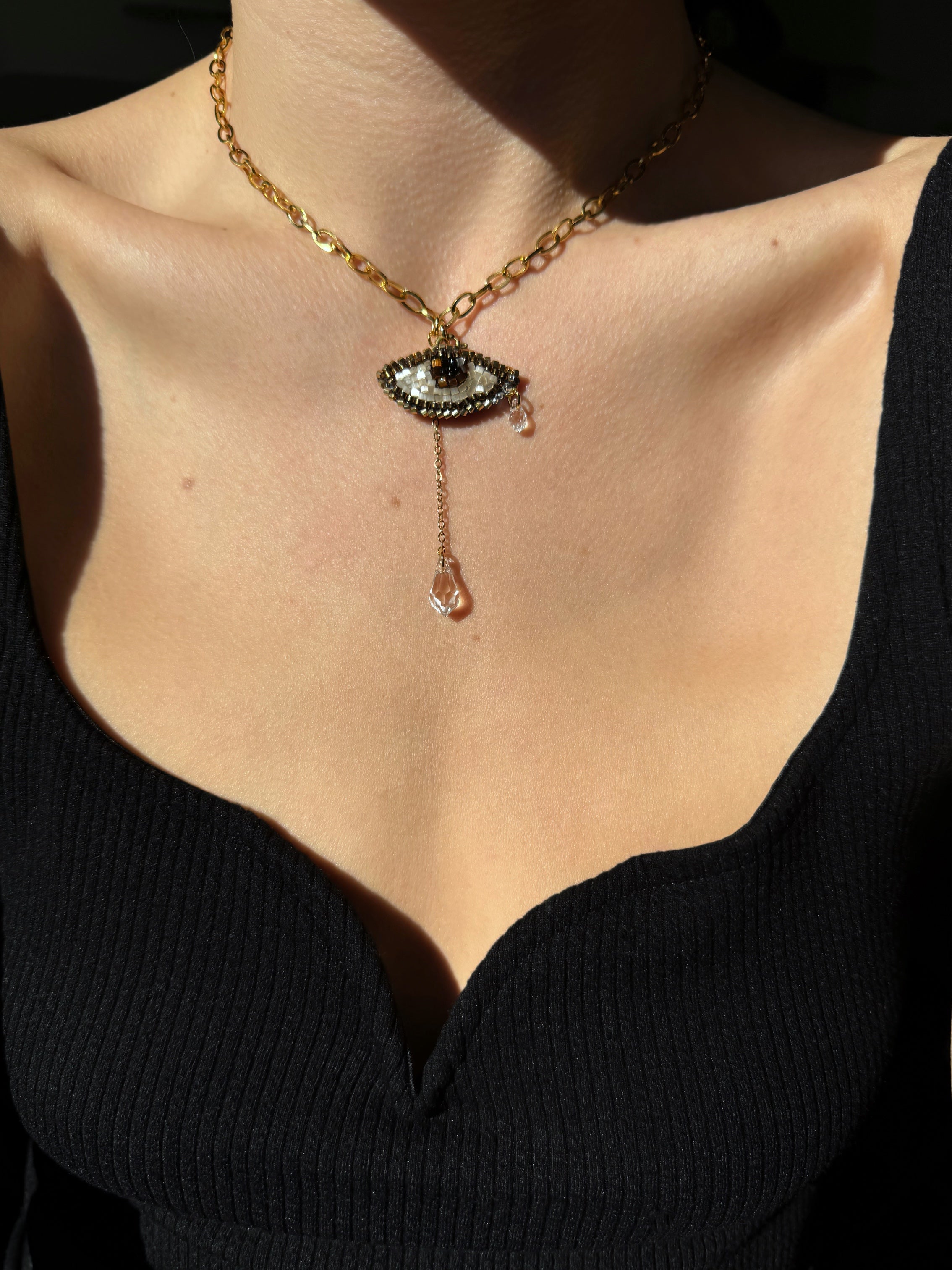 Collier pendentif oeil brodé
