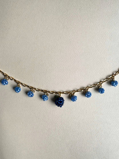 Blaubeer-Halskette mit mehreren Anhängern