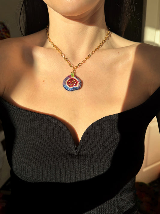 Collier pendentif figue brodé