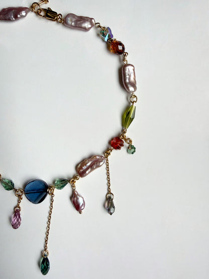 Collier de perles baroques roses et de cristaux multicolores