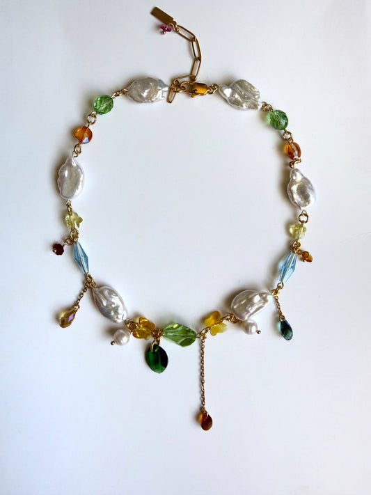 Collier de perles baroques et de cristaux multicolores
