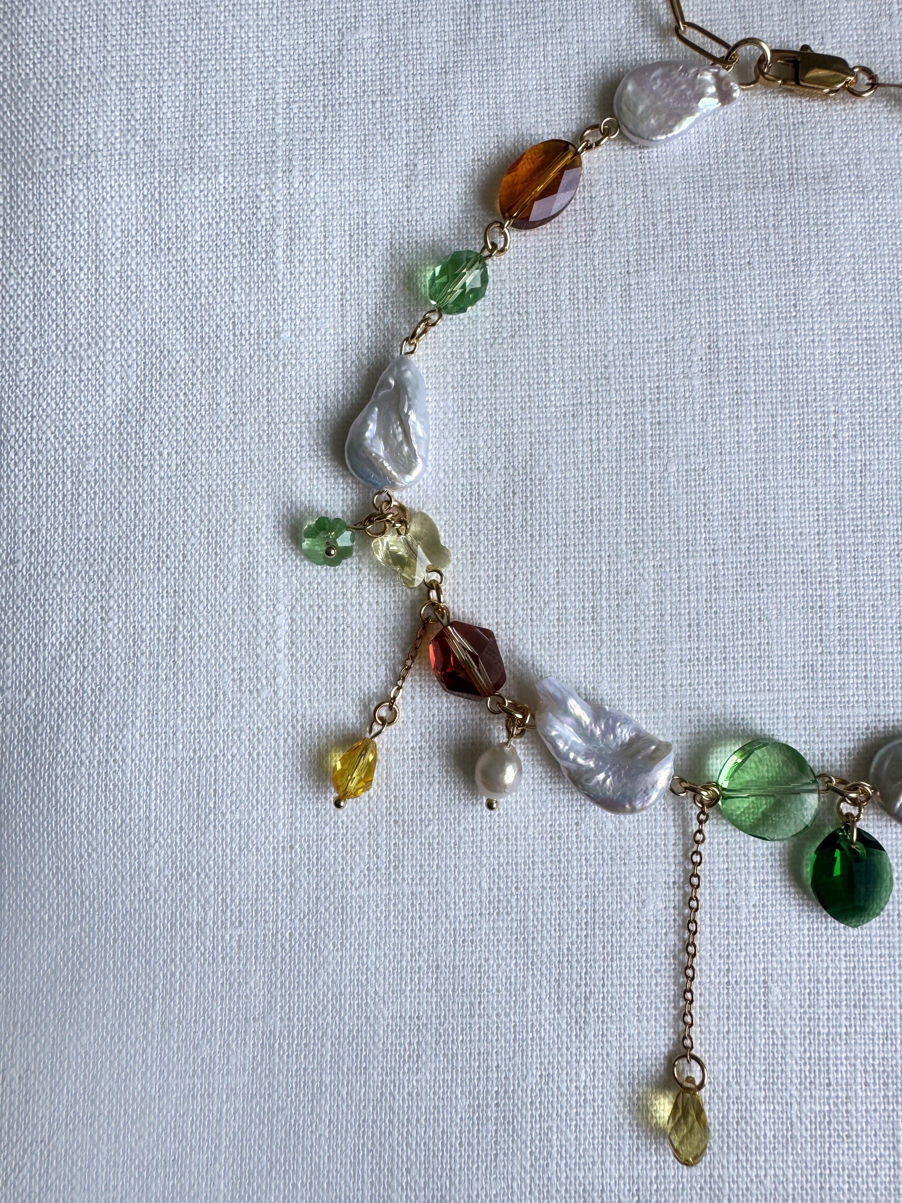 Collier de perles baroques et de cristaux multicolores