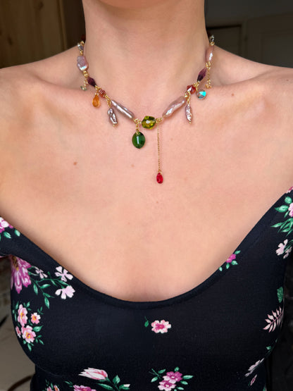 Collier de perles baroques roses et de cristaux multicolores