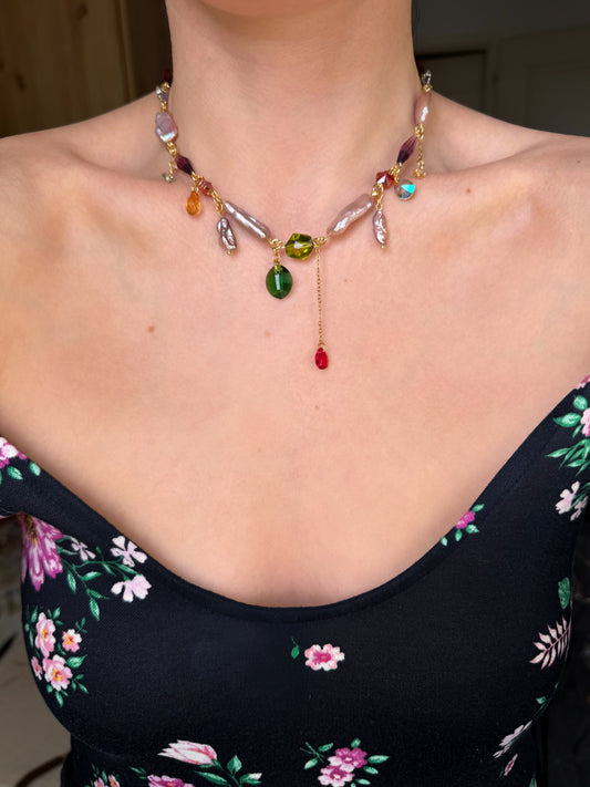 Collier de perles baroques roses et de cristaux multicolores