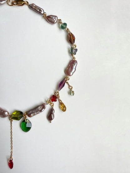 Collier de perles baroques roses et de cristaux multicolores