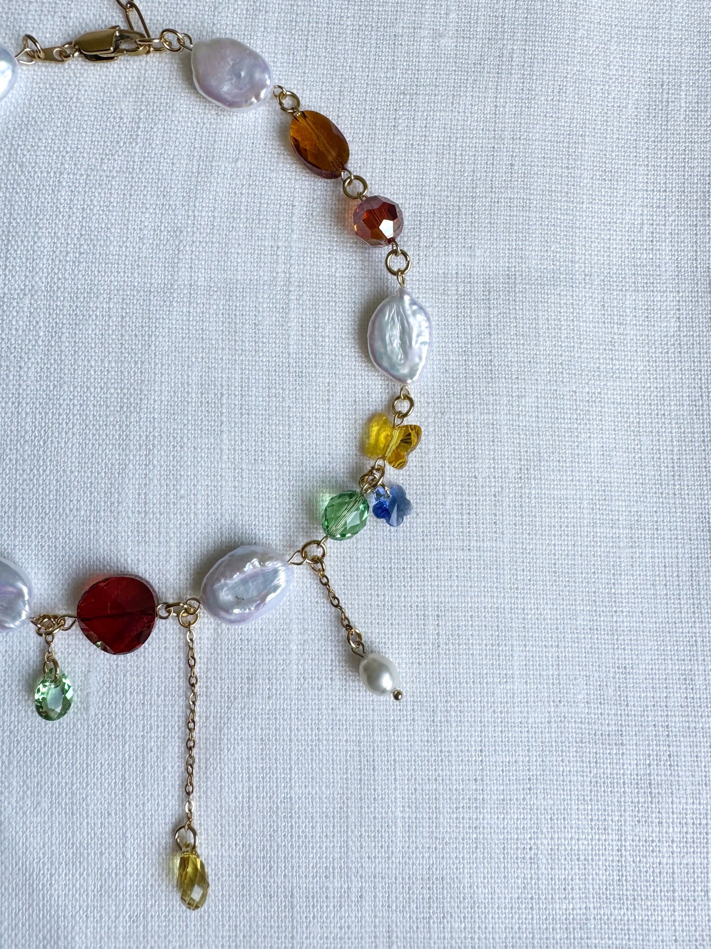 Collier de perles baroques et de cristaux multicolores