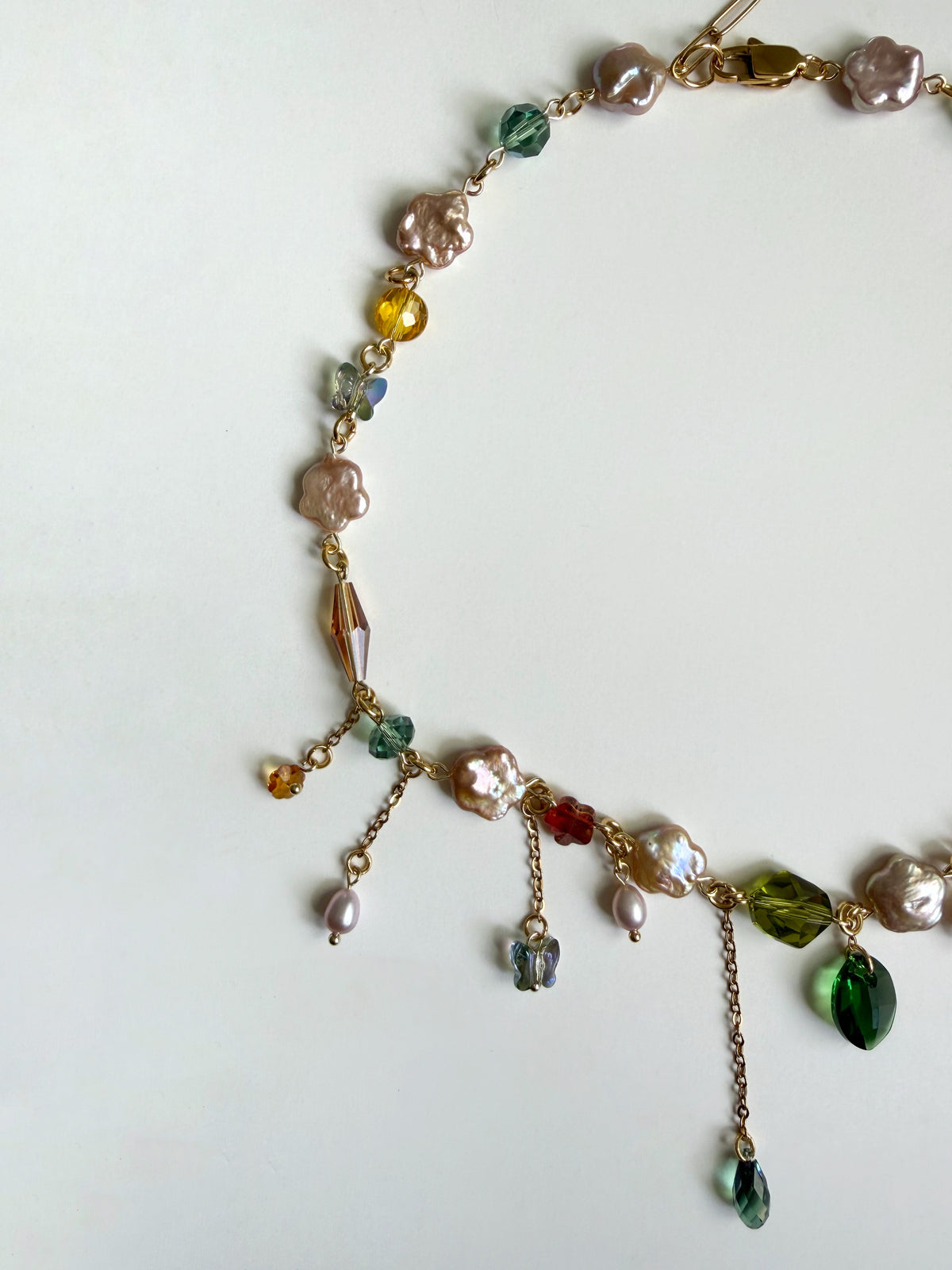 Collier de perles baroques roses et de cristaux multicolores