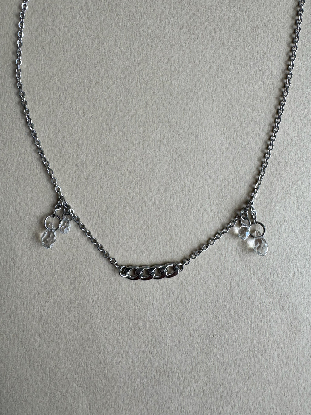 Chaîne de visage argentée avec pendentifs gouttes