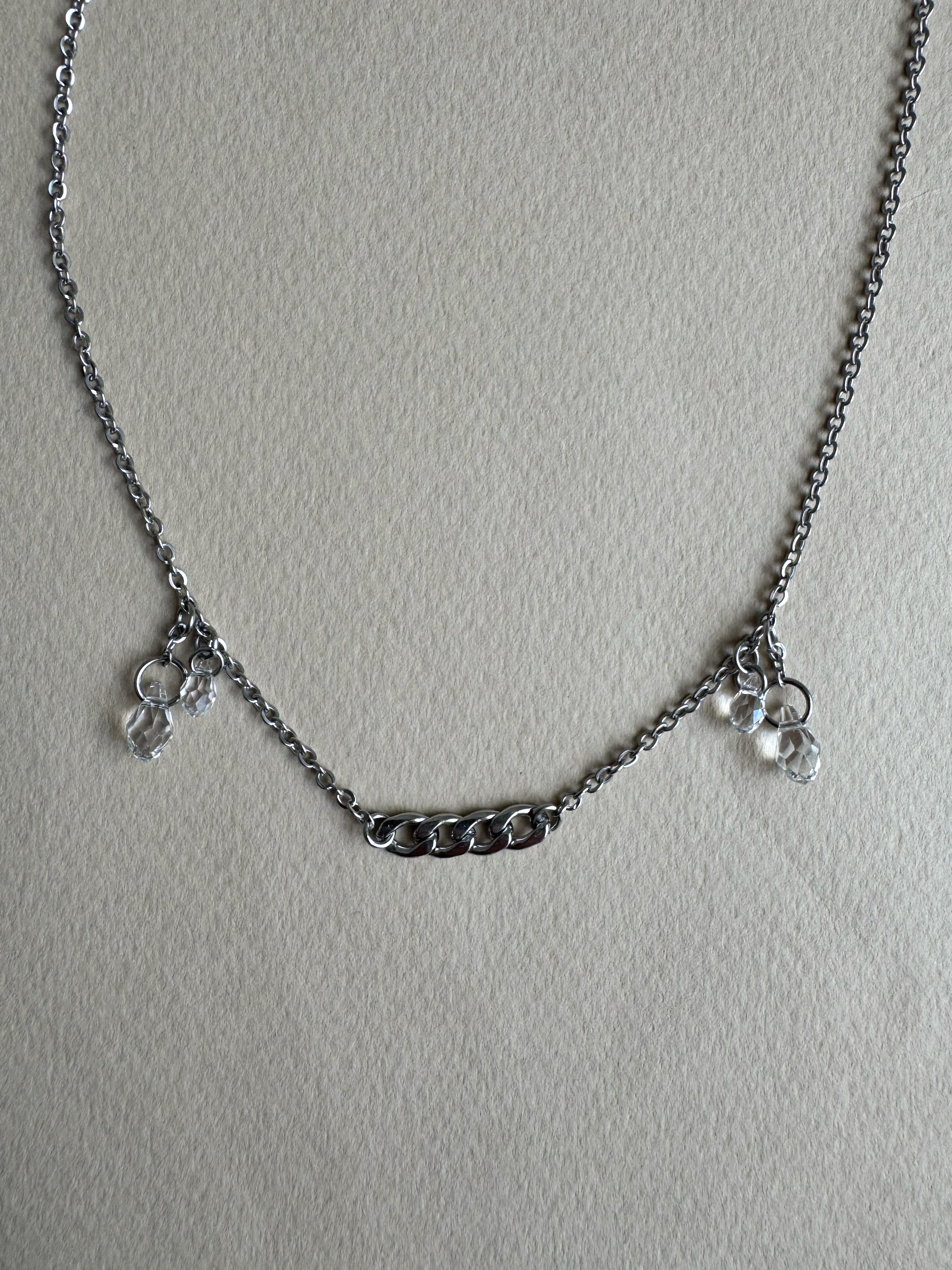 Chaîne de visage argentée avec pendentifs gouttes