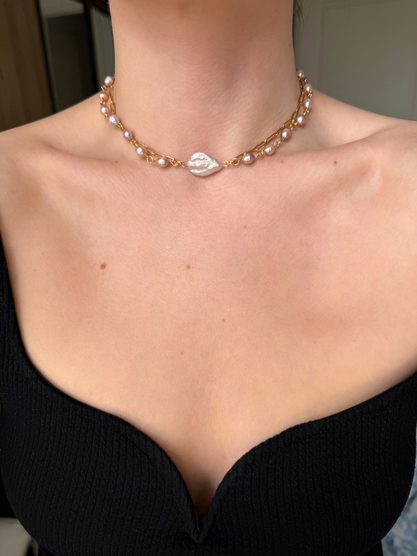 Collier superposé de perles d’eau douce roses et chaîne dorée