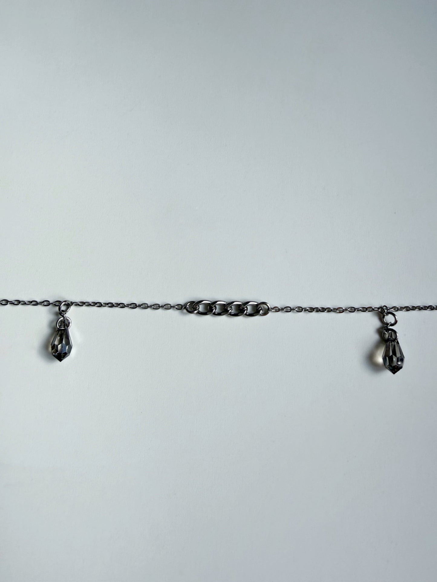 Chaîne de visage argentée avec pendentifs gouttes