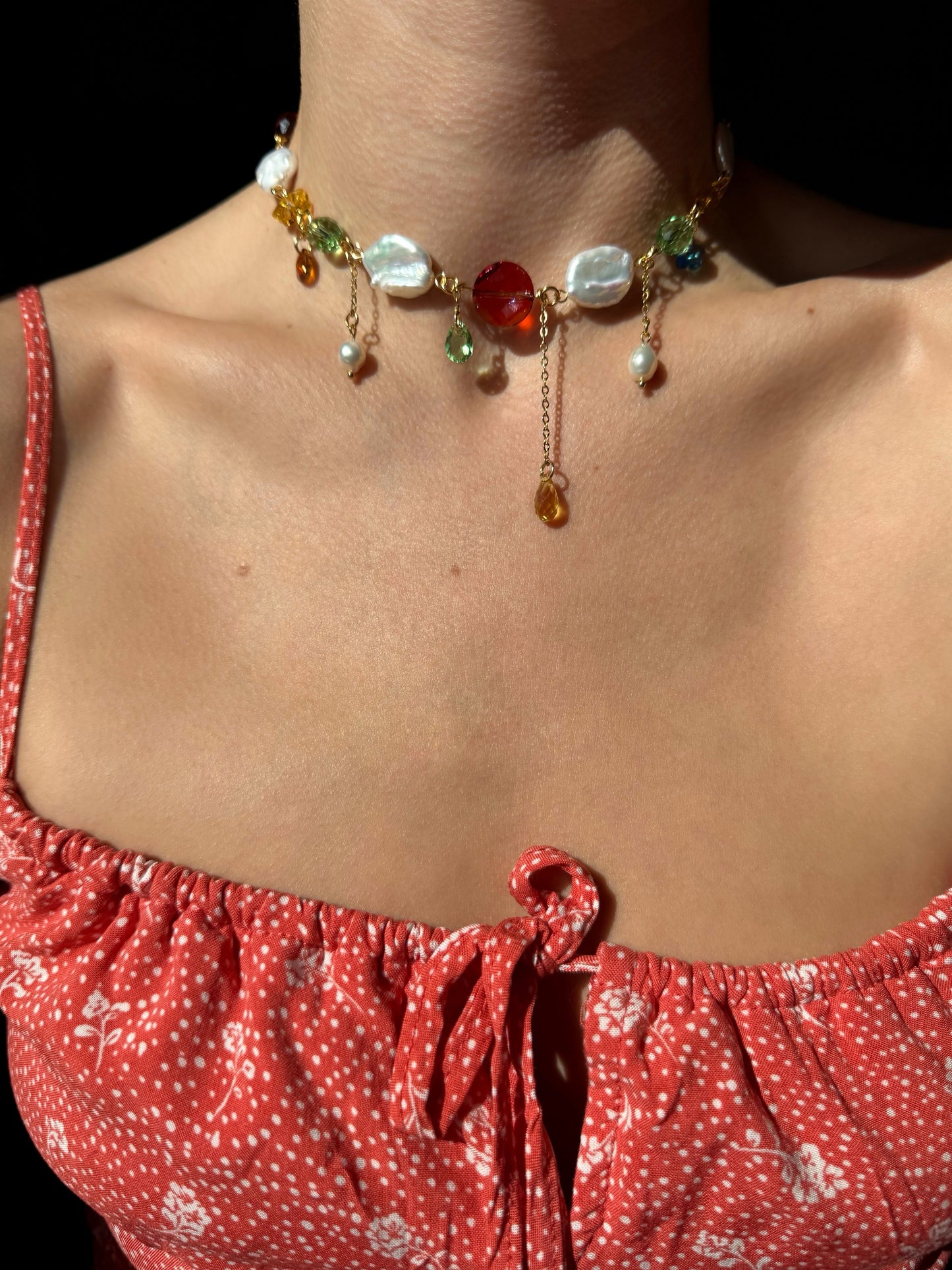 Collier de perles baroques et de cristaux multicolores