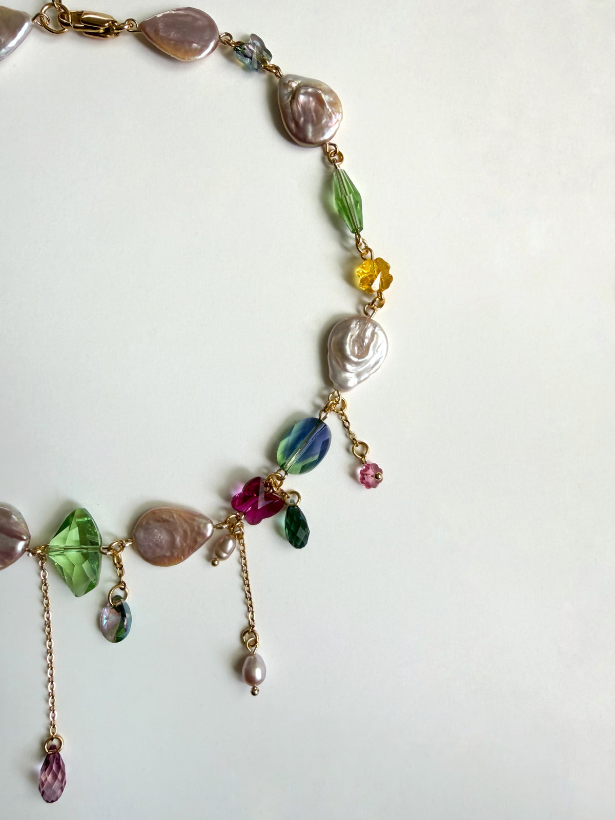 Collier de perles baroques roses et de cristaux multicolores