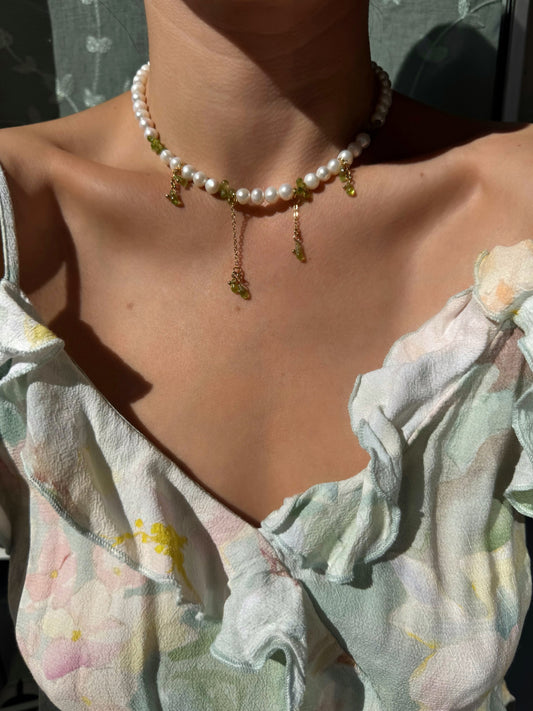 Collier de perles d’eau douce et de pierres naturelles de péridot