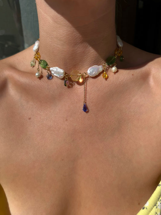 Collier de perles baroques et de cristaux multicolores