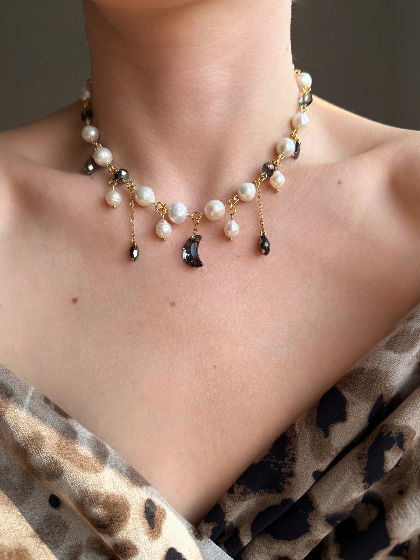 Collier de perles baroques et de cristaux